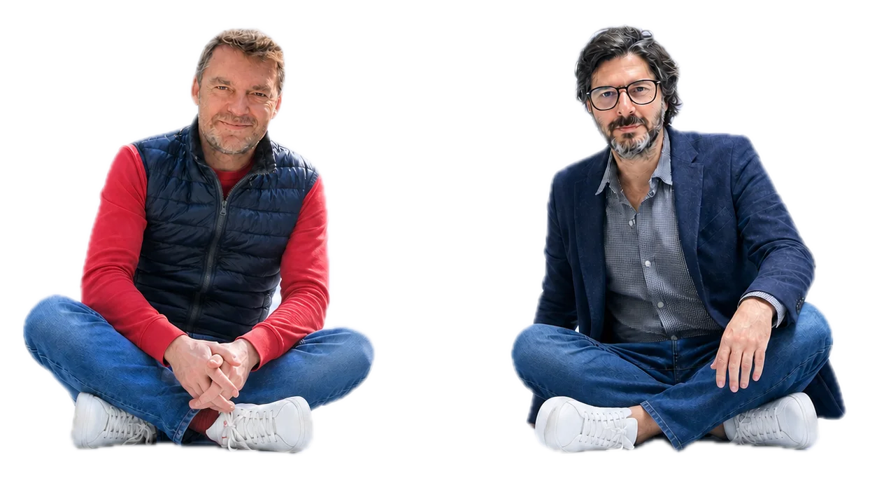 Les fondateurs d'Autensai assis de part et d'autre du ninja Autensai